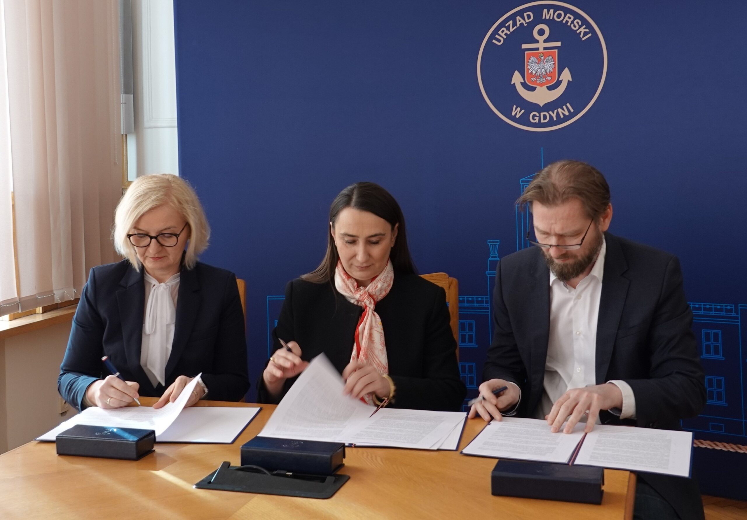 Urząd Morski w Gdyni podpisał umowę na realizację nowoczesnego monitoringu obszarów pozyskiwania trzciny pospolitej na obszarze Natura 2000 Zalew Wiślany PLB280010 w latach 2024-2028.