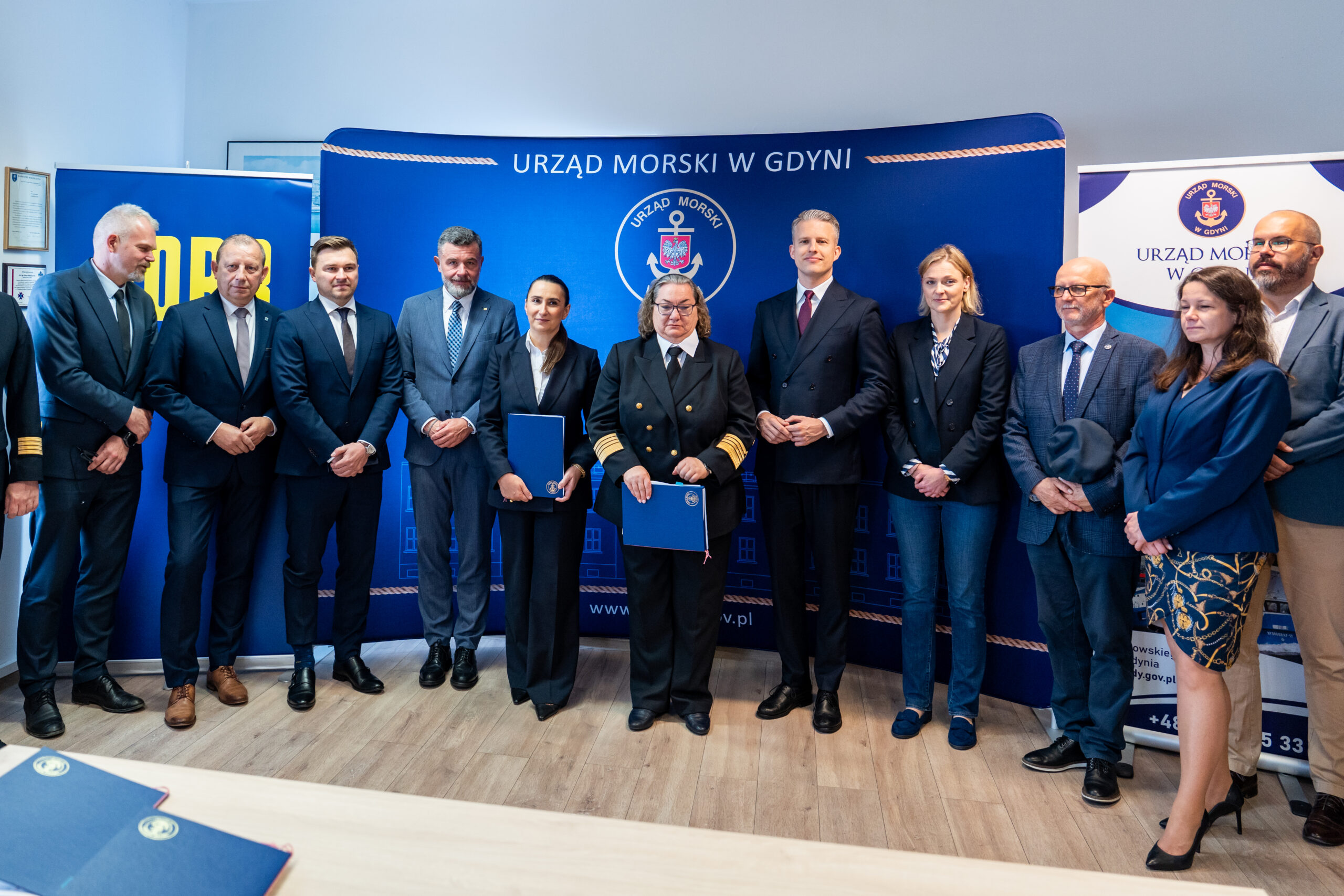Zdjęcie grupowe - podpisanie umowy