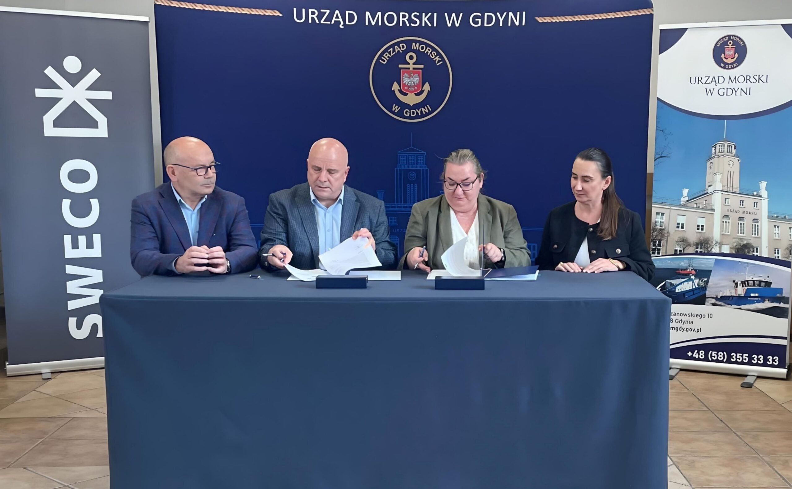 Nadzór inwestorski w Ustce: umowę w imieniu SWECO Polska S.A. podpisał Narcyz Stefańczyk, Członek Zarządu w towarzystwie Waldemara Lechnika, Dyrektora Nadzoru Inwestycyjnego w Sopocie. Ze strony Urzędu Morskiego w Gdyni umowę podpisała Dyrektor Anna Stelmaszyk-Świerczyńska w towarzystwie Barbary Olczyk, Z-cy Dyrektora ds. Inwestycyjnych.