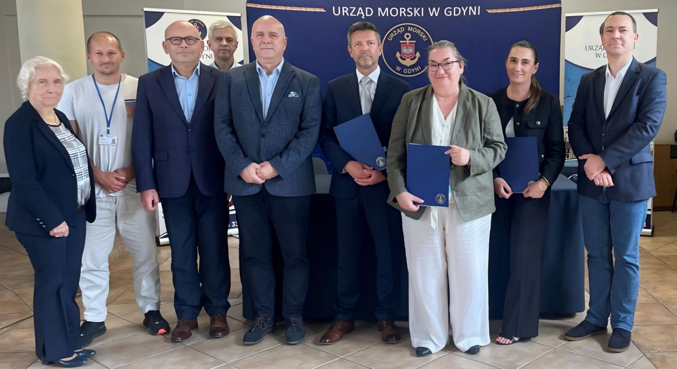 W podpisaniu obu umów udział wzięli również przedstawiciele Urzędu Morskiego w Gdyni, bezpośrednio odpowiedzialni za realizację obu zadań inwestycyjnych.
