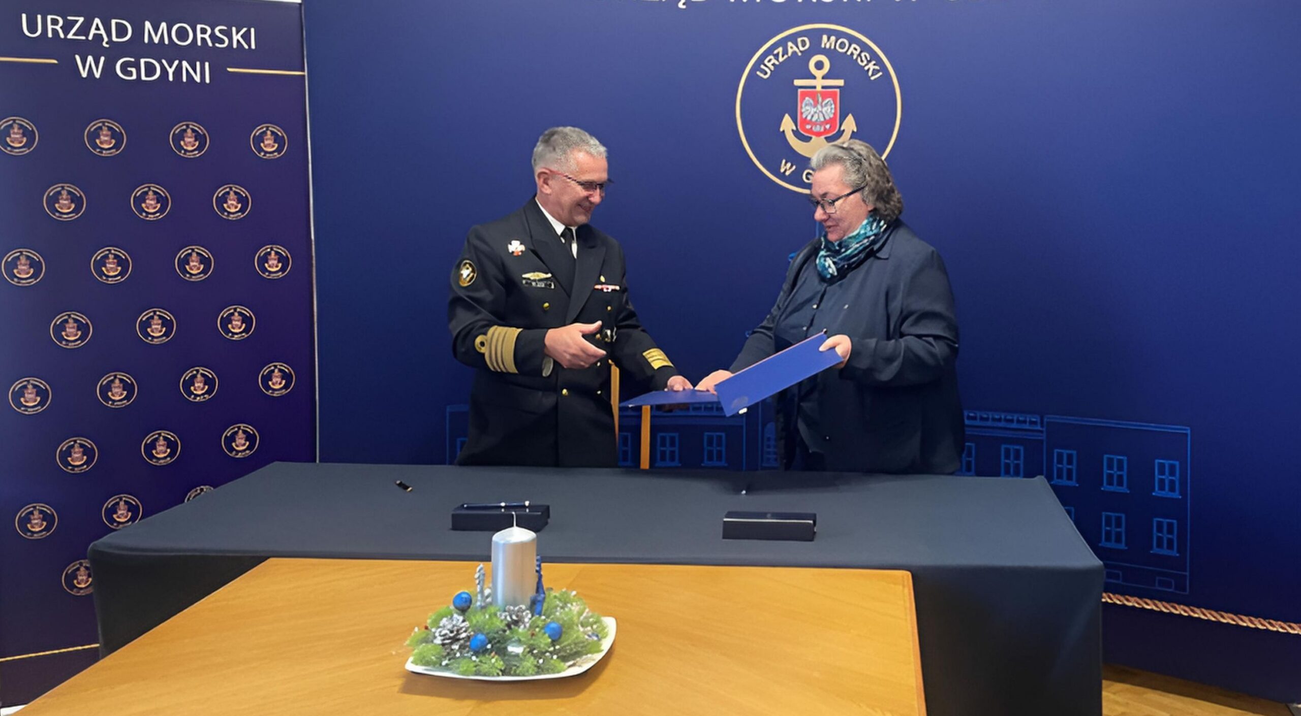 Szef Biura Hydrograficznego Marynarki Wojennej, kmdr Dariusz Beczek i Dyrektor Urzędu Morskiego w Gdyni, Anna Stelmaszyk-Świerczyńska