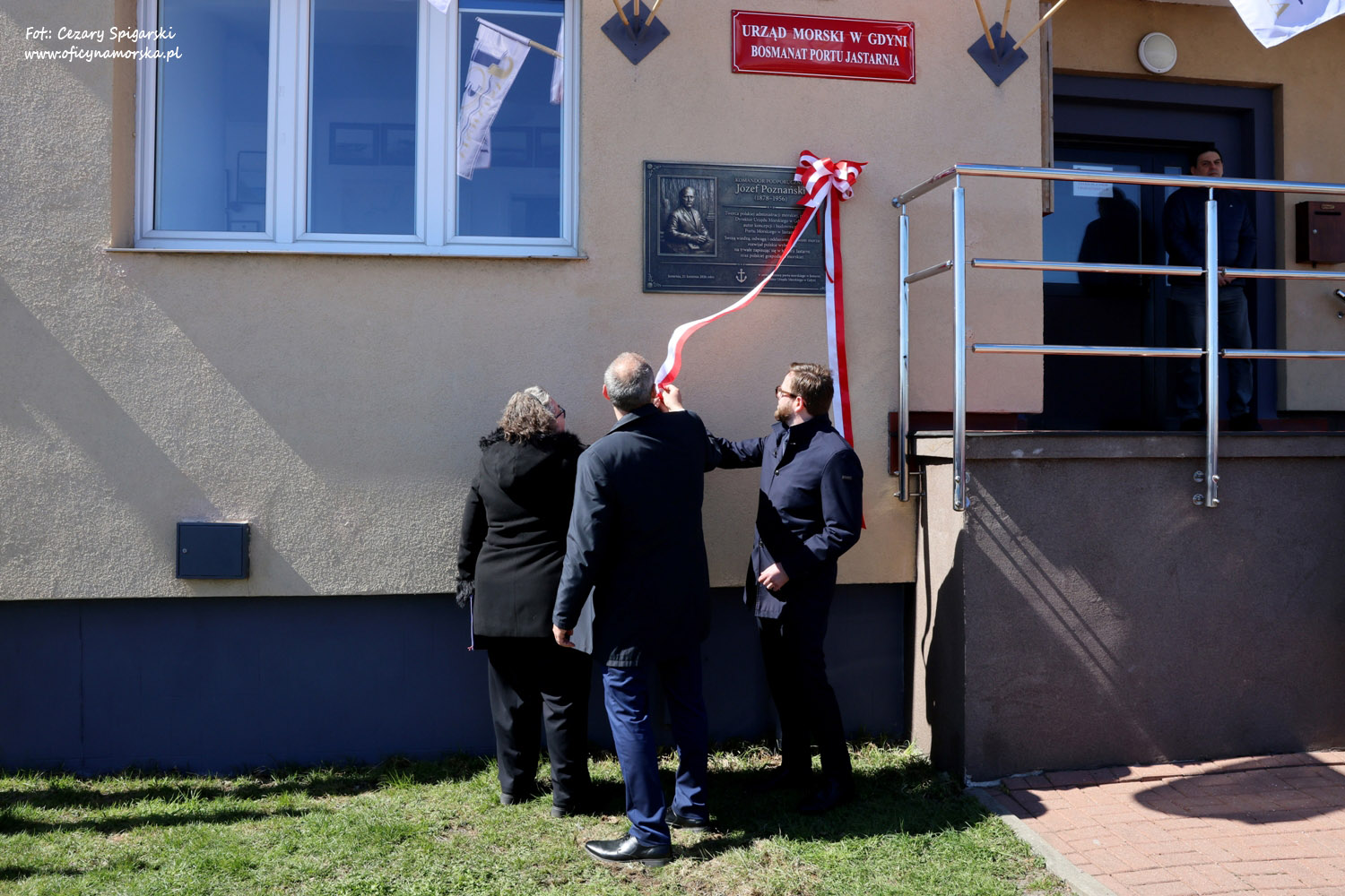 moment odsłonięcia tablicy