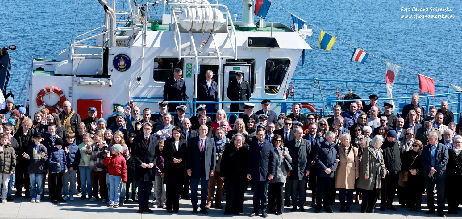 uczestnicy na tle kontrolera 22