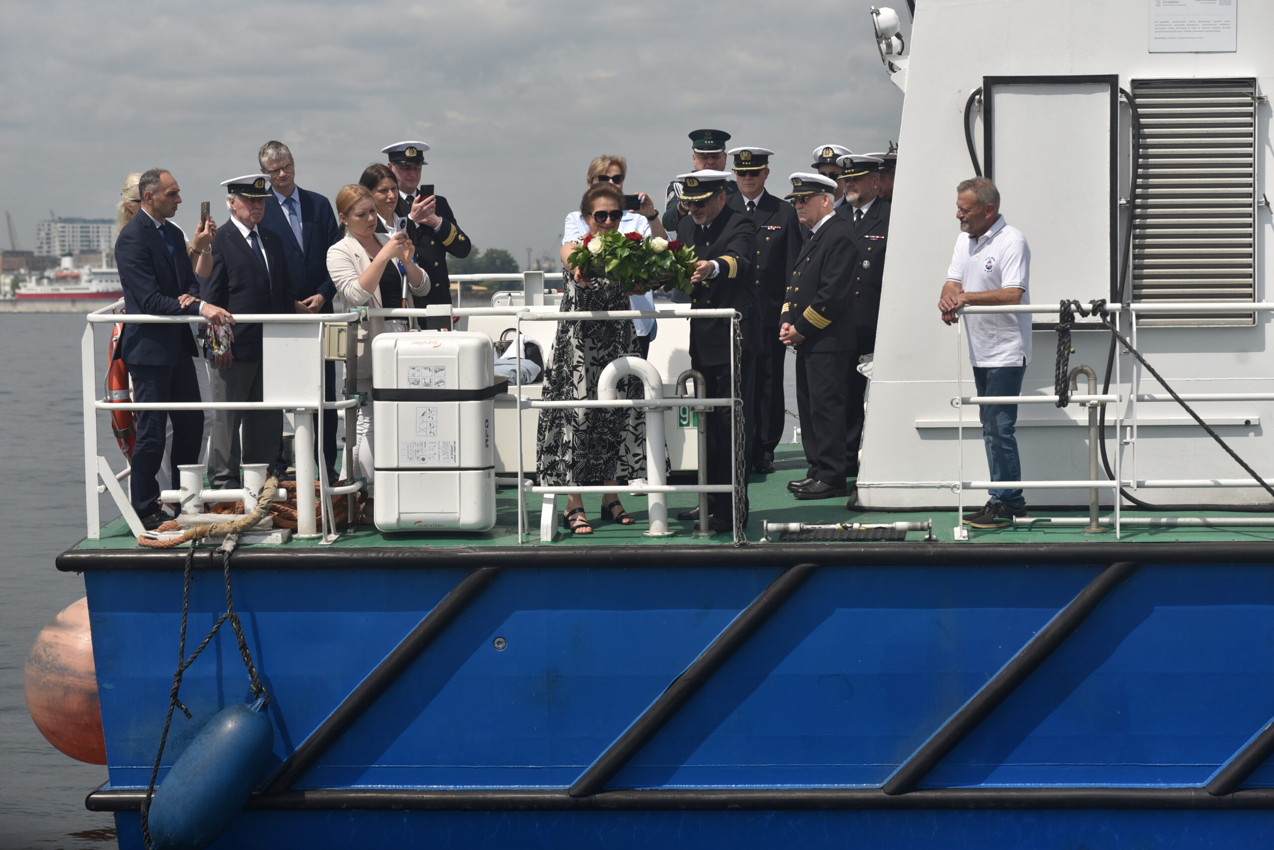 Uczestnicy w trakcie składania wieńca