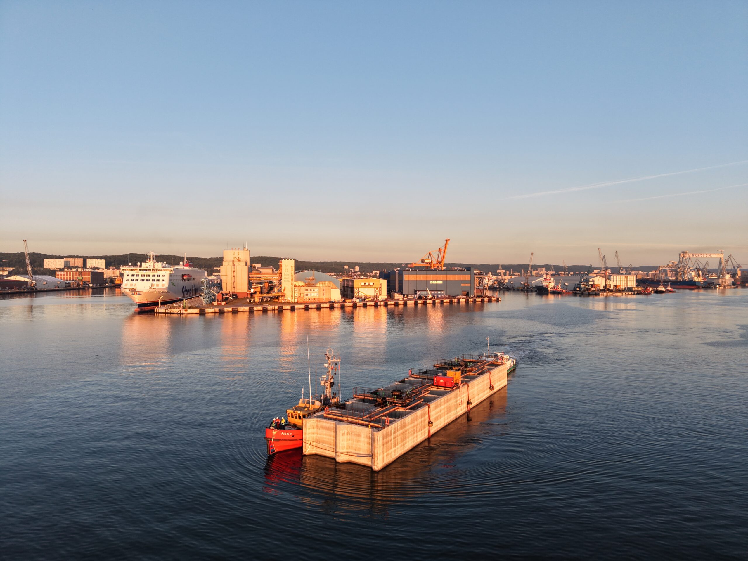 Pierwsza skrzynia dla falochronów osłaniających przyszły Port Zewnętrzny w Gdyni zwodowana