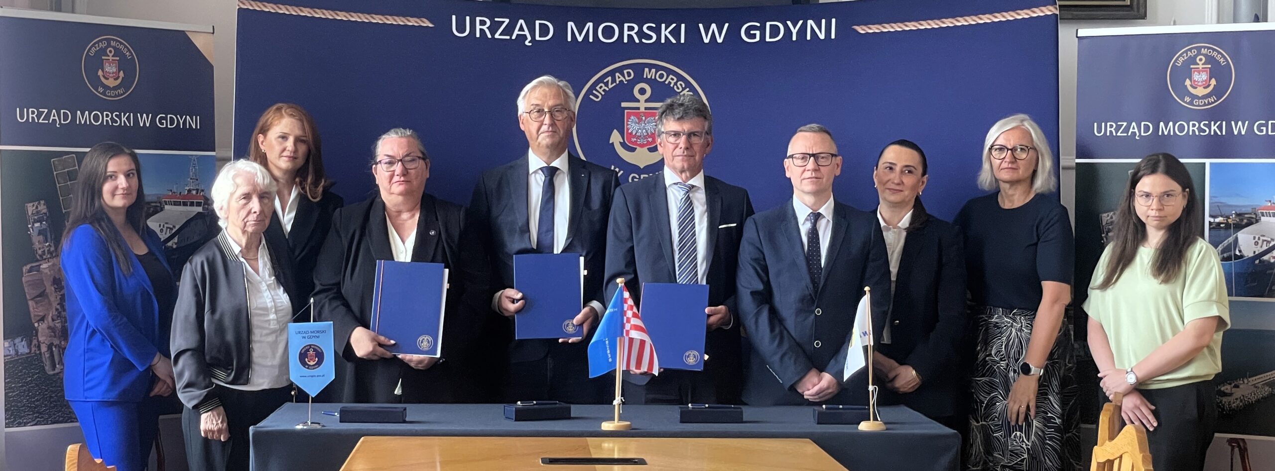 Podpisanie umowy - zdjęcie grupowe