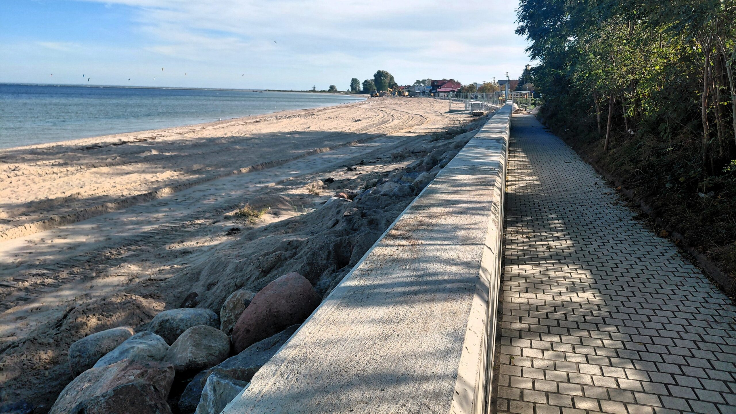Rewa fragment nowego ciągu spacerowego z kostką granitową